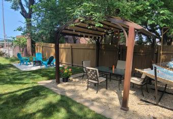 Tremont! 7 min to downtown Cleveland has Balcony rooms