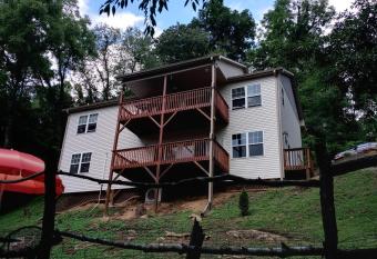 Tranquil Creekside Mountain View Getaway has Balcony rooms