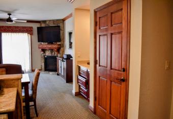 Luxury Westgate Resort skiing hiking restaurants shuttle to main street has rooms with a private hot tub