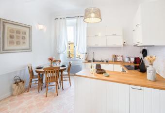 La Maison Mentone Lorgues has Balcony rooms