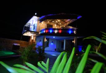 The Bottoms Up Villa has Balcony rooms