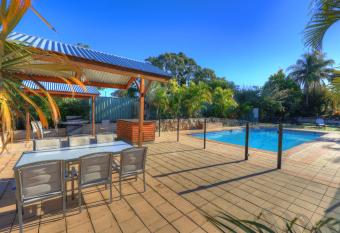 Wallace Motel And Caravan Park has Balcony rooms