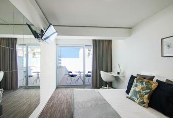 Phaedrus Living: Luxury Suite Nicosia 502 allows 18 year olds to book a room