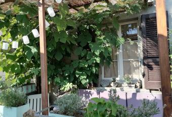 Studio Nandagon Gasthouse has Balcony rooms