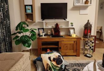 Mon Repos Paleopolis Cosy Apartment allows 18 year olds to book a room