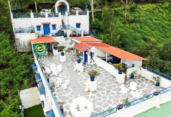 Hotel Greek Glory has rooms with a private hot tub