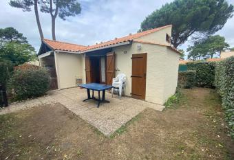 Maisonnette hameau des pins has Balcony rooms
