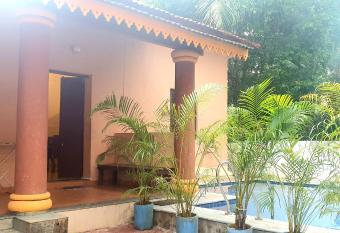 HERITAGE 7BHK VILLA WITH PRIVATE POOL close to BAGA BEACH has Balcony rooms