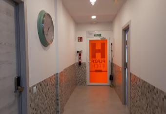       ZA lFACH allows 18 year olds to book a room