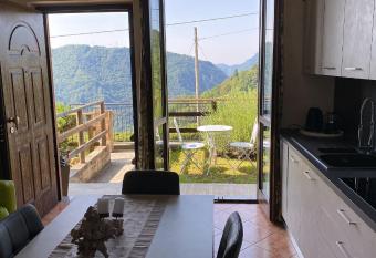 La casa panoramica has rooms with a private hot tub