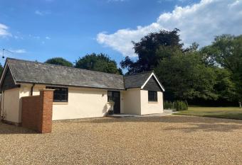 Springfield Lodge - Adorable New Forest 1-bedroom guest house has Balcony rooms