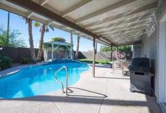 Modern Home! Pool & Jacuzzi (30% off for longterm) has rooms with a private hot tub