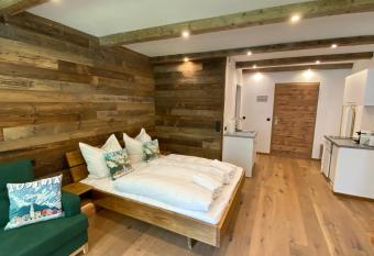 Stylisches Chalet im Schlosspark Grubhof mit Innenpool und Balkon has Balcony rooms