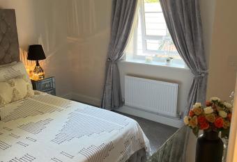 Luxury double bedroom ensuite In a family home allows 18 year olds to book a room