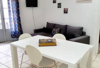 Entre ar  nes et maison carr  e P1 has Balcony rooms