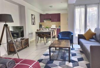 CHATENAY 2 allows 18 year olds to book a room