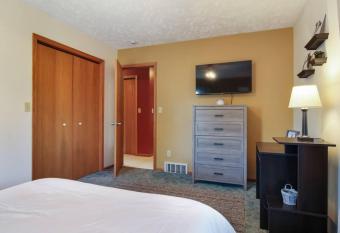 LONG LAKE RETREAT- Hot tub, Pool table, Firepit has rooms with a private hot tub