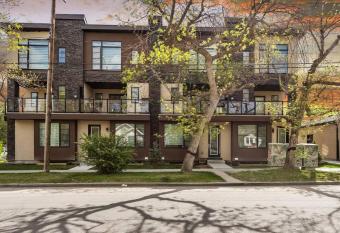 PERFECT LOCATION SPACIOUS TOWNHOUSE 4 BED 4.5 BATH has Balcony rooms