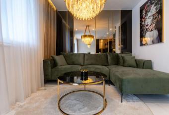 Niko s apartments & spa has rooms with a private hot tub