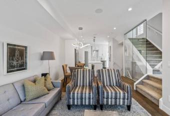 City Views 3 Storey Modern TownHome 4Bed 4.5 Bath has Balcony rooms