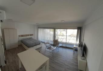 Monoambiente C  ntrico La Plata con wifi has Balcony rooms