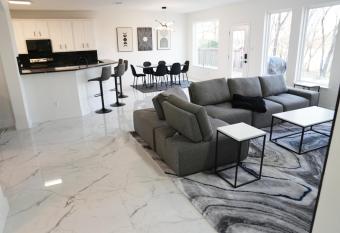 Lakefront with Hot Tub - Fully Modern 4BR House has Balcony rooms