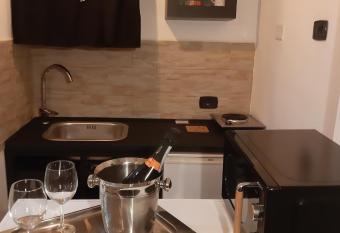 Scalinata Vernazza Little House allows 18 year olds to book a room