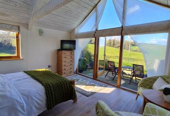 The Old Pottery, Unique Views & Spa-like Bathroom has Balcony rooms