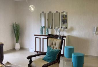 Apartamento de lujo para toda la familia allows 18 year olds to book a room