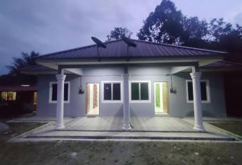 Mak Andak s Homestay has Balcony rooms