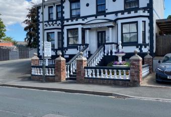 The White Lodge Hotel allows 18 year olds to book a room