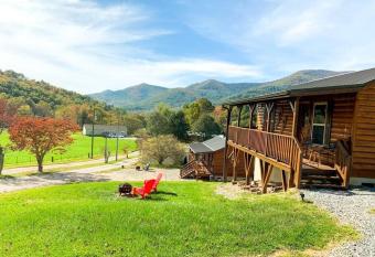 Hoot Owl- NEW CABIN in Black Mountain with VIEWS!! has Balcony rooms