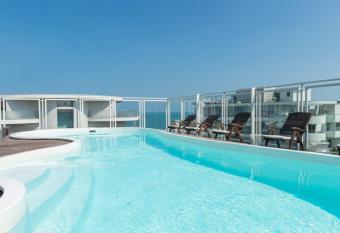 Perla Verde Hotel allows 18 year olds to book a room