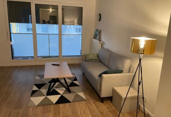 Appartement F2    deux minutes    pieds du m  tro has Balcony rooms