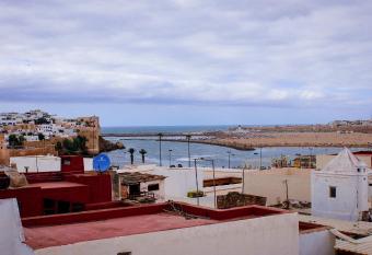 Au coeur de la m  dina avec une vue imprenable sur les Oudayas allows 18 year olds to book a room