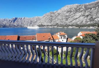 Stunning sea view-lovely apartment has Balcony rooms