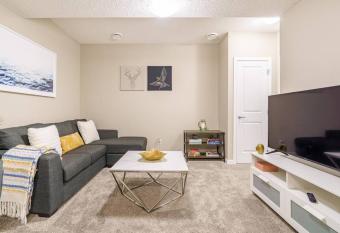 Stylish & Private 2 bedroom guest unit. allows 18 year olds to book a room