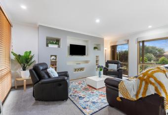 Woodgrove Penthouse - 36 min drive to MEL airport allows 18 year olds to book a room