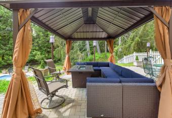 The Jarvis Homestead - Historic Maine Mansion has rooms with a private hot tub