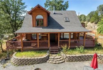 Koffiehuis - Fun for all Ages Near Yosemite has Balcony rooms