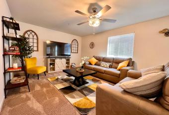 Chowchilla Lovely Home on your way to Yosemite! has Balcony rooms