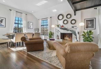 Stunning Contemporary Oasis the Heart of the City has Balcony rooms