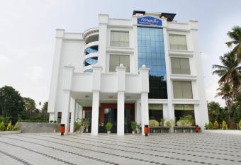 Athirappilly Residency Chalakudy has rooms with a private hot tub