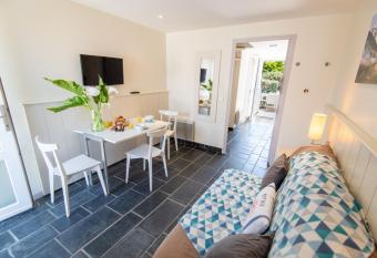 Duplex bord de mer tout confort avec terrasse et parking, plage    pied par Groom has Balcony rooms