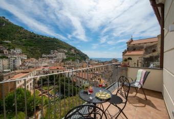CASA DONNA LINDA has Balcony rooms