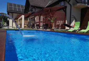 Villa Balifornia has Balcony rooms