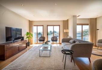 Spacious and Chic Apartment with Lisbon, Sintra, or Beach at 15 min! allows 18 year olds to book a room