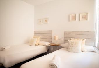 EMILIO LUQUE APARTAMENTO allows 18 year olds to book a room