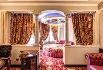 Dreamhotel has rooms with a private hot tub