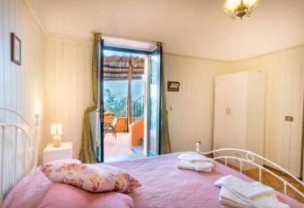 La Maison Rose veu de Capri has Smoking/Balcony rooms